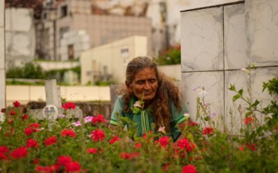 Conheça a mulher que virou zeladora do cemitério para ficar perto do túmulo do filho