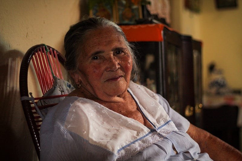 Dona Santú, 83 anos, não vê a hora de votar em Lula, “nem que seja na China”